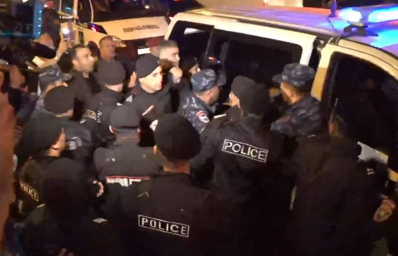 Երևանի տարբեր փողոցներում իրավիճակը լարվել է. ոստիկանները բերման են ենթարկում երթի մասնակիցներին